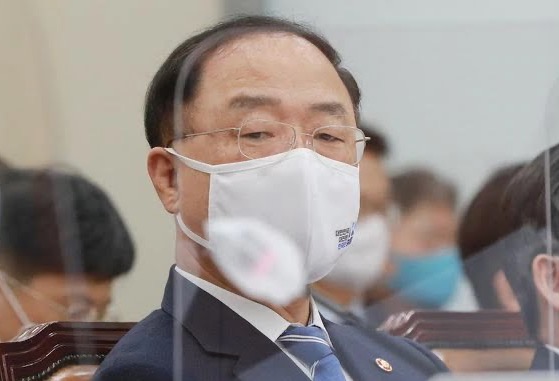  홍남기 경제부총리 사퇴 사의 이유, 반려 대주주 10억 유지 주식 양도소득세