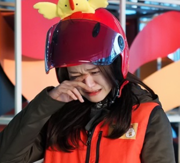 "음식 배달하러 나갔다가 5년 전 잃어버린 강아지"를 알아보고 주저 앉아 오열한 배달원의 사연에 가슴이 먹먹해집니다.