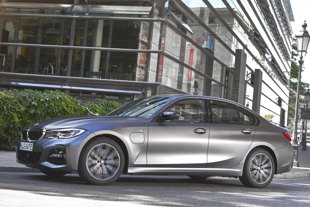 2022 BMW 320e 실구매가 모의견적 연비 실내 디자인 인테리어 총정리