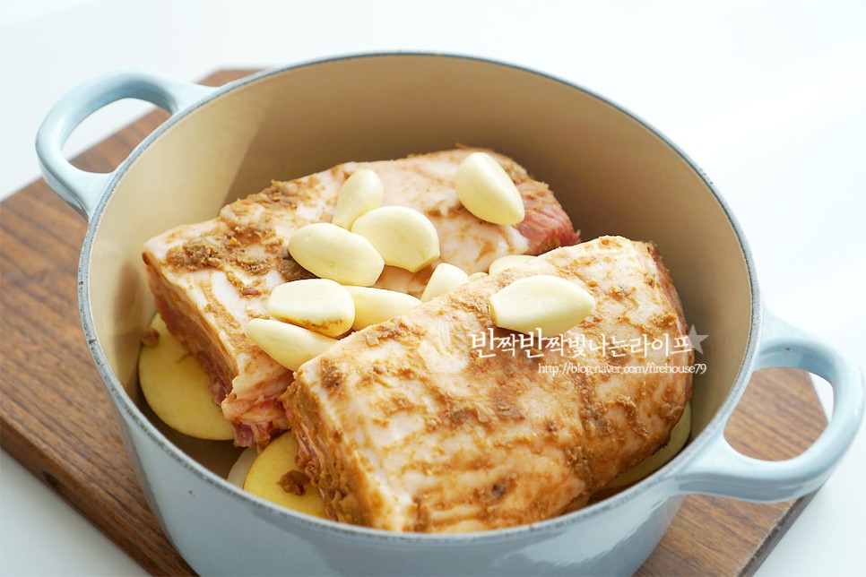 만들기 삼겹살수육 보쌈김치 맛있게~ 무수분 수육 보쌈 무김치 25