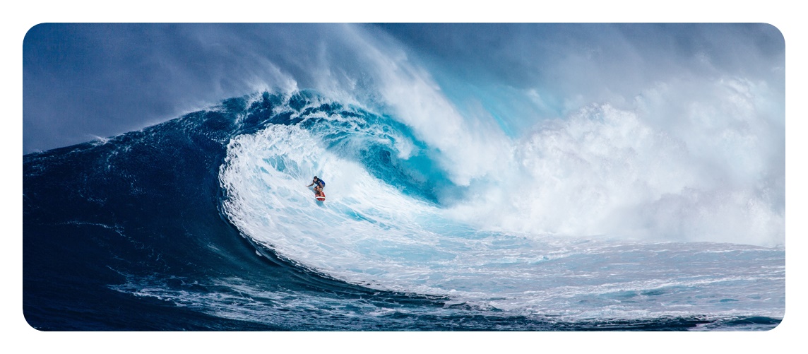 하와이 오아후섬의 해변에서 서핑하는 사람의 모습을 찍은 사진