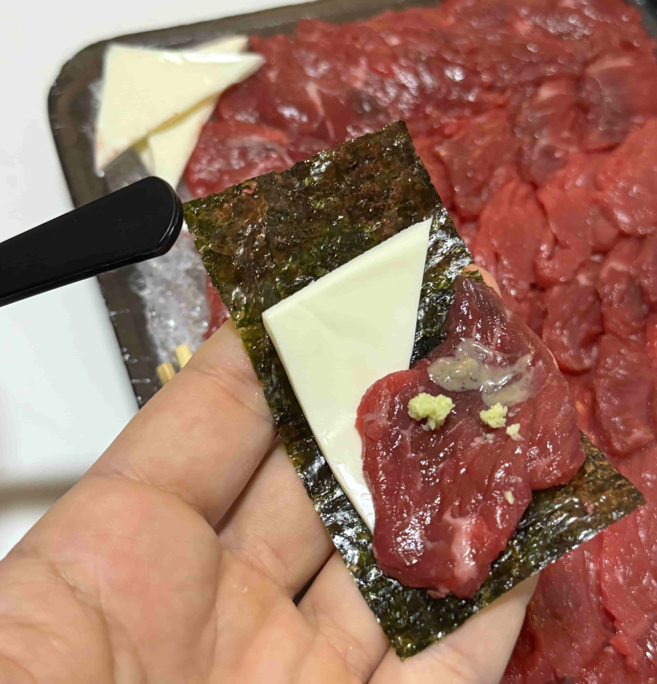 김 위에 육사시미와 치즈를 올려서 먹는 사진