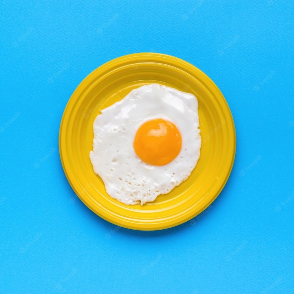 접시에 놓인 달걀 후라이