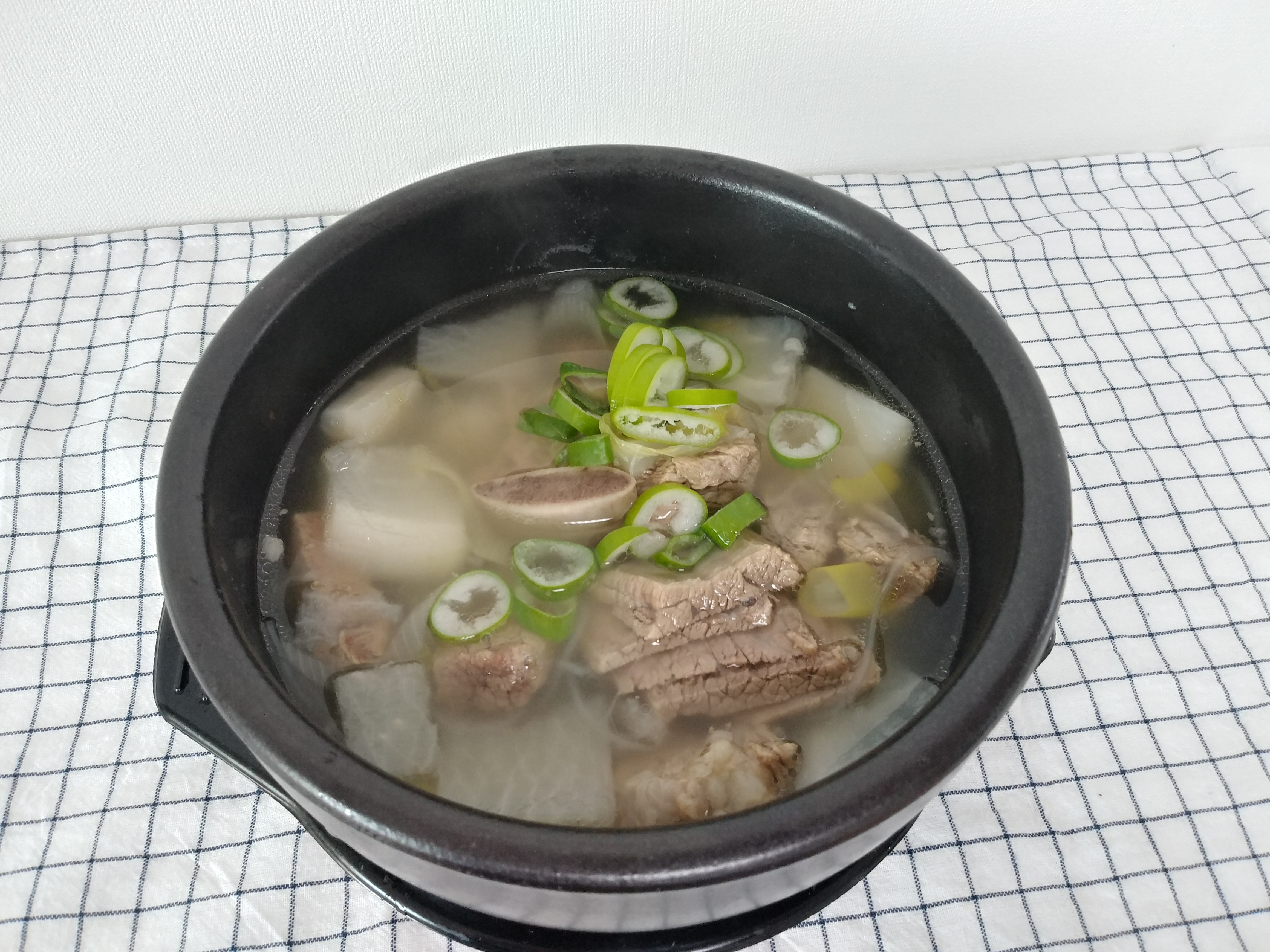  무우 넣고 끓인 사태갈비탕
