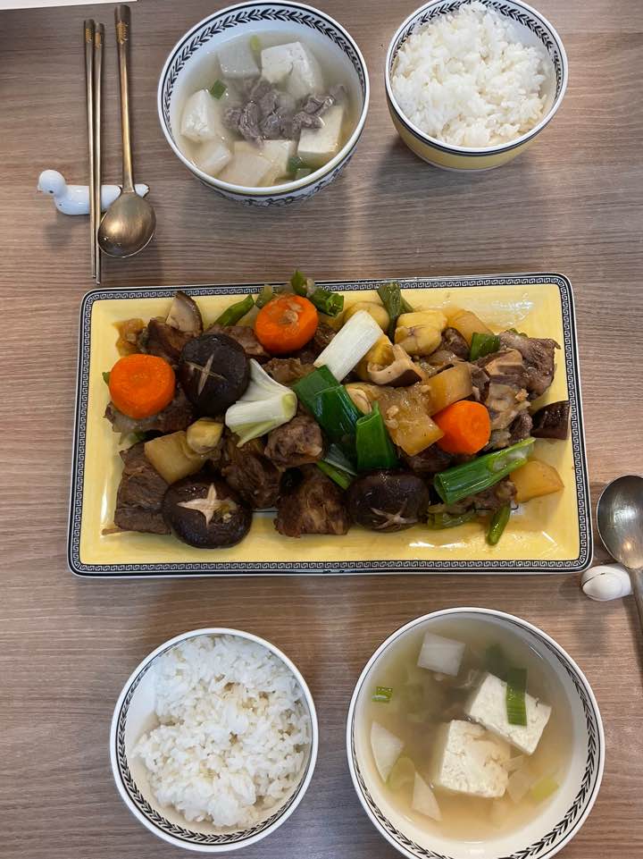 완성된 소갈비찜과 소고기 뭇국