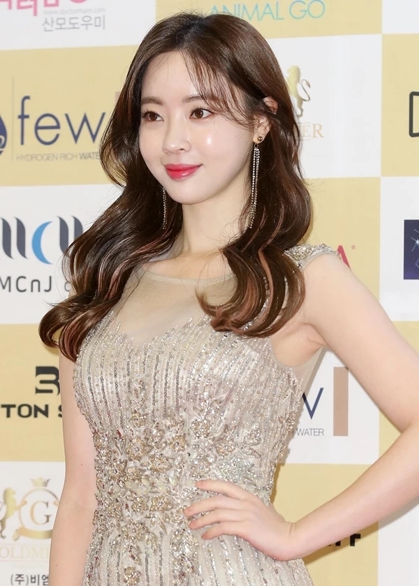  필라테스 강사 겸 방송인 양정원, 시스루 초밀착 원피스 입고 드러낸 애플힙 "아빠 미안해"