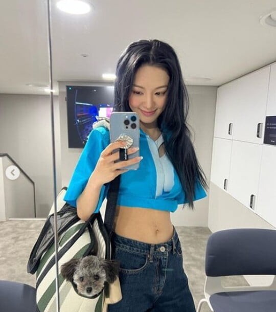  '9kg 감량' 효연, 잘록한 개미허리 인증! 반려견도 고개 빼꼼 [사진]