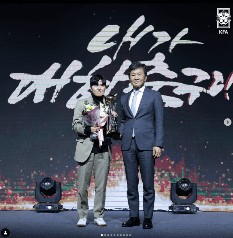 KFA 2022 올해의 선수상을 받은 지소연과 정몽규 KFA회장(출처: KFA 인스타그램)
