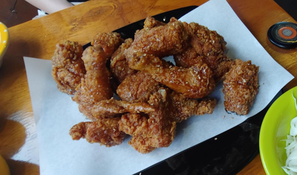  가성비 좋은 바삭바삭 마늘간장치킨으로 유명한 사쿠사쿠