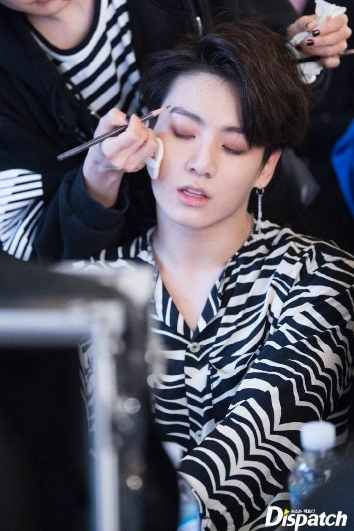  메이크업 수정할 때 방탄 정국.gif