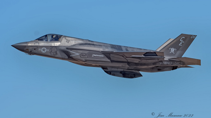 F-35B가 새로운 포드를 탑재하고 이륙하고 있다.