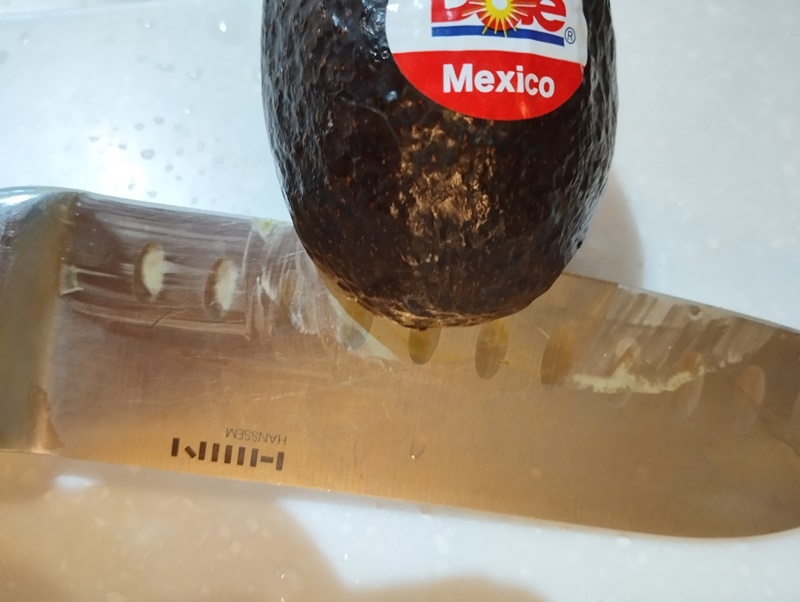 아보카도 가운데는 큰 씨가 있기 때문에 가운데를 중심으로 칼을 돌려서 잘라줘야 합니다.