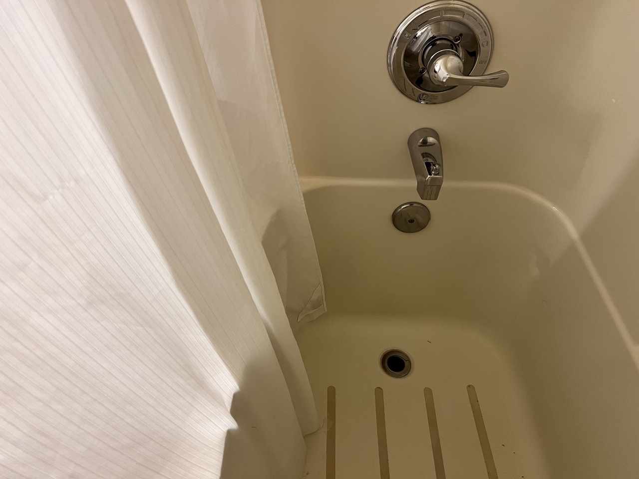 이런식으로 커튼을 안쪽에 두고 샤워해야 물 튐을 방지할 수 있다.