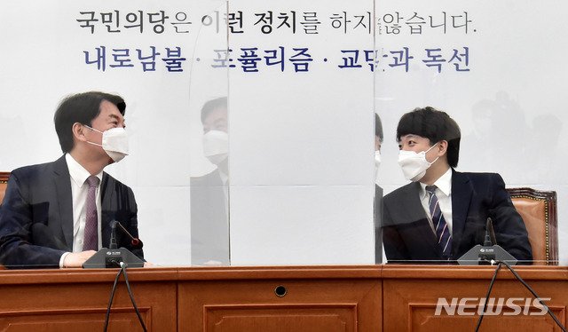  이준석 "국당, 제1야당 대표를 애송이 취급…철부지 같은 소리 ...