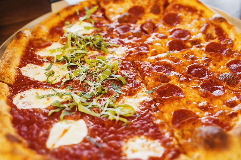 피자 정비소의 피자. 절반은 마르게리타&#44; 절반은 페퍼로니.