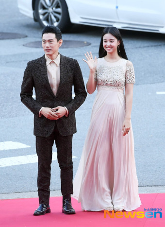 전쟁 중 유태오는 과거 결혼해 니키리와 아이를 낳았다. 27