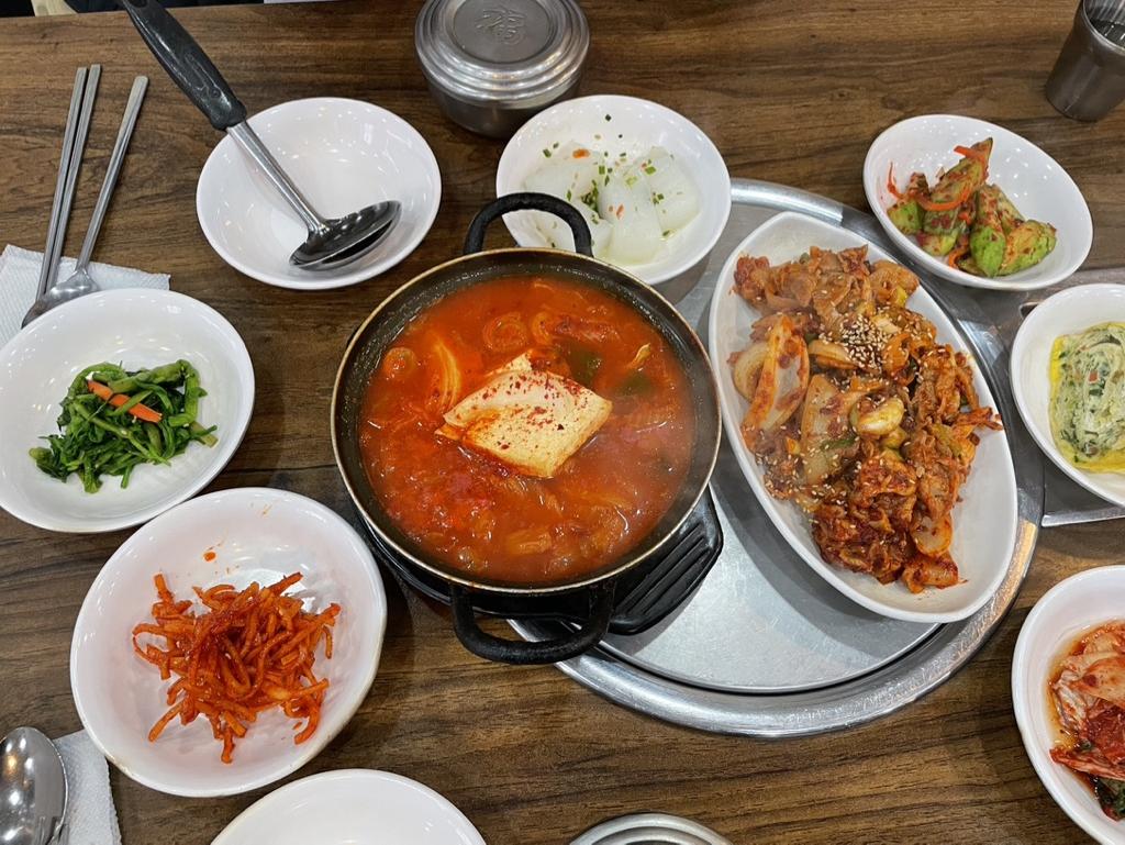 동해식당 제육볶음 김치찌개