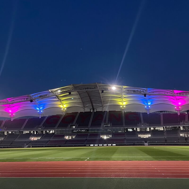 고양종합운동장_내부에_트랙과_축구장잔디가_보인다