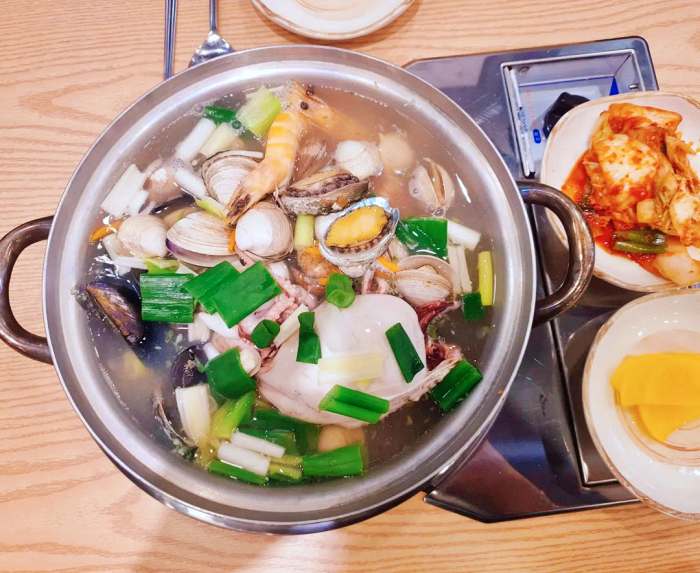  1761회 생생정보 청주 맛집 산더미 해물 조개 샤브 칼국수 전면전 조개구이 조개찜 조개전골 돌문어삼합 가격 위치 어디
