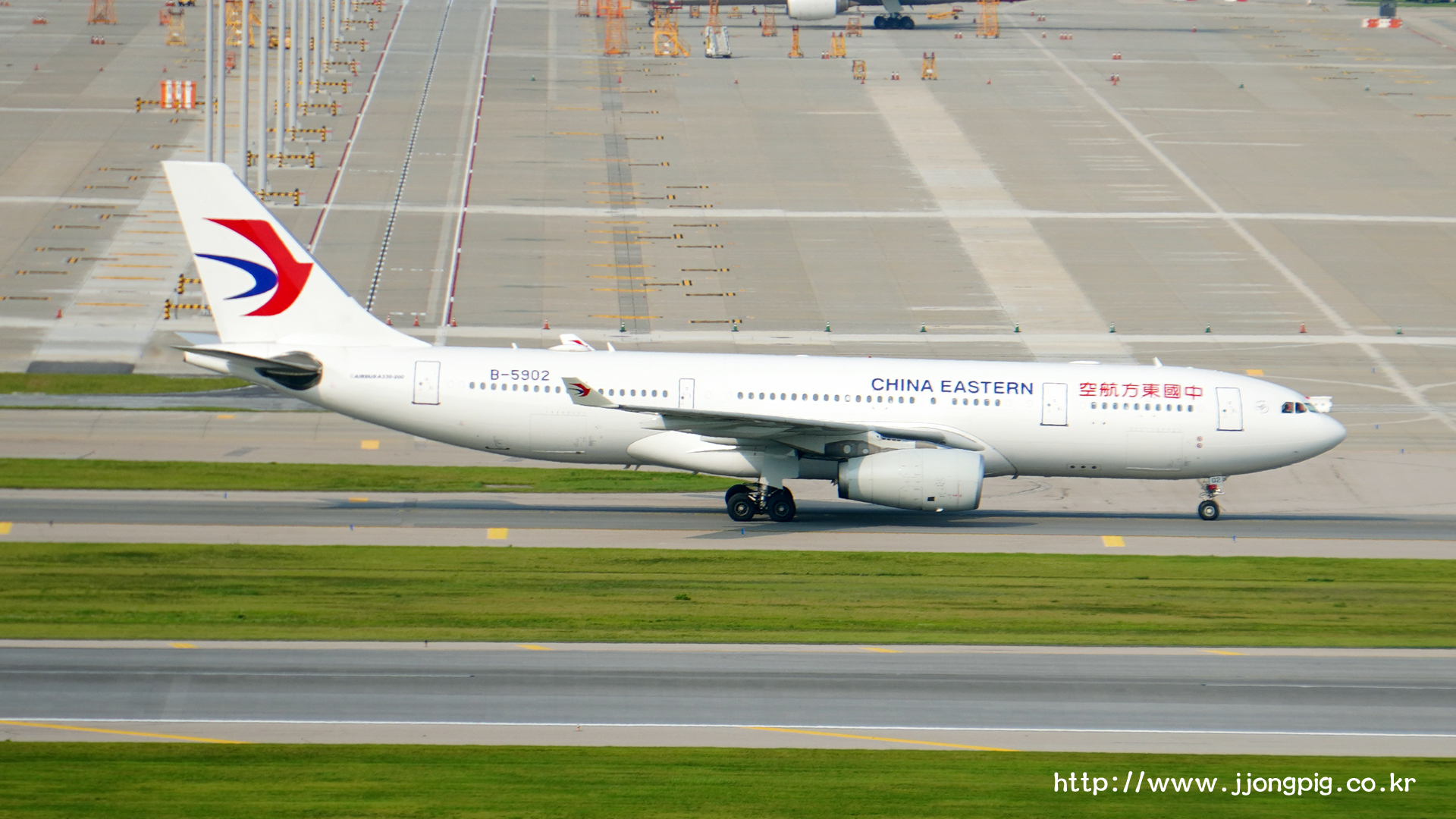 China Eastern Airlines B-5902 Airbus A330-200