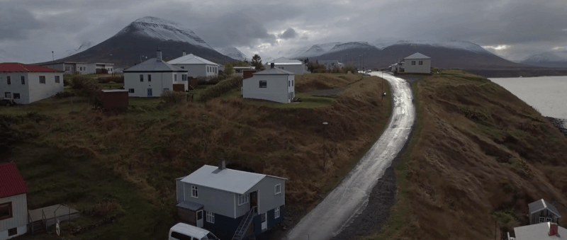 드론으로-찍은-아이슬란드-북부-작은-마을