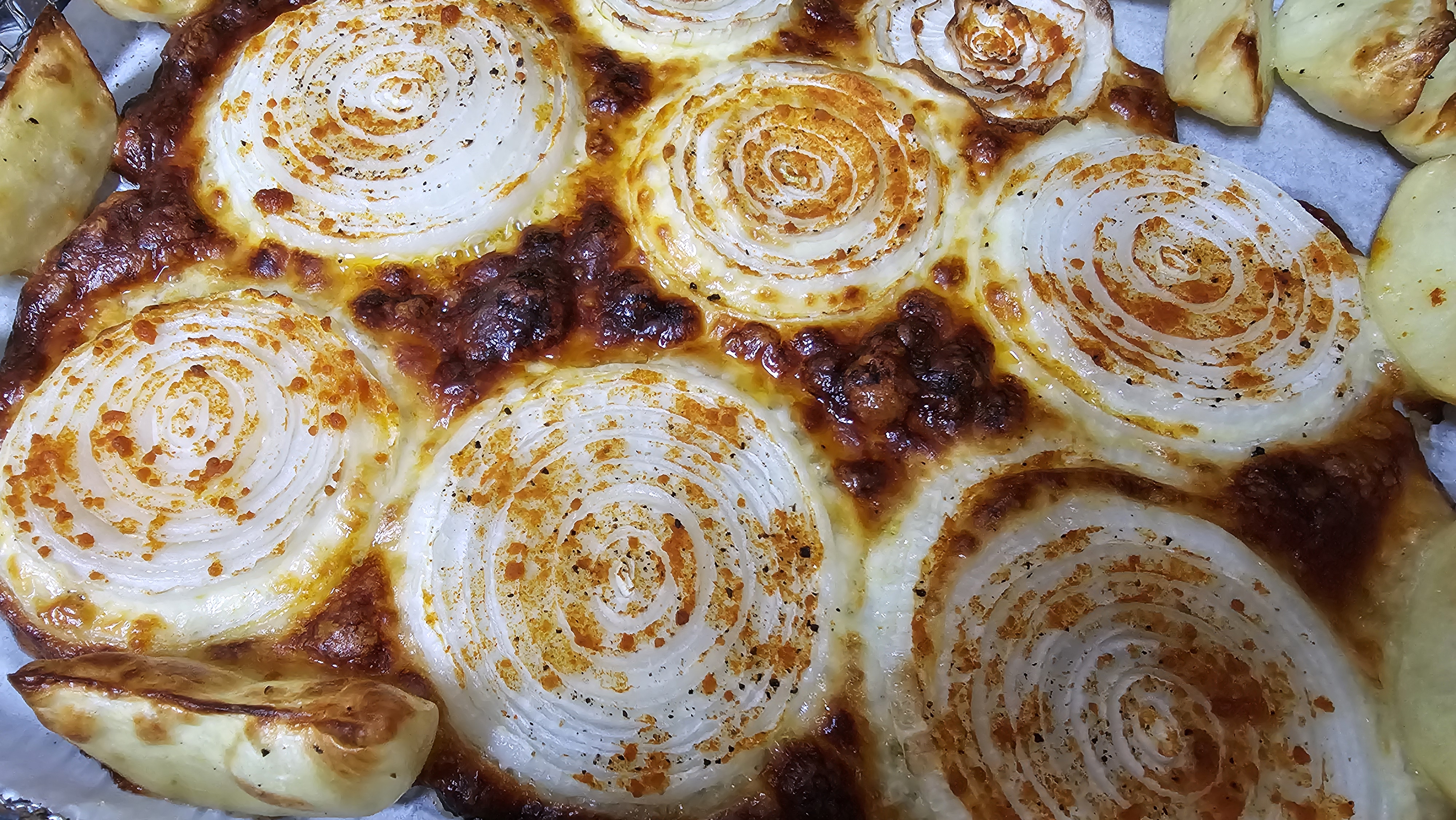 노릇 노릇 맛있게 잘 구워진 양파칩