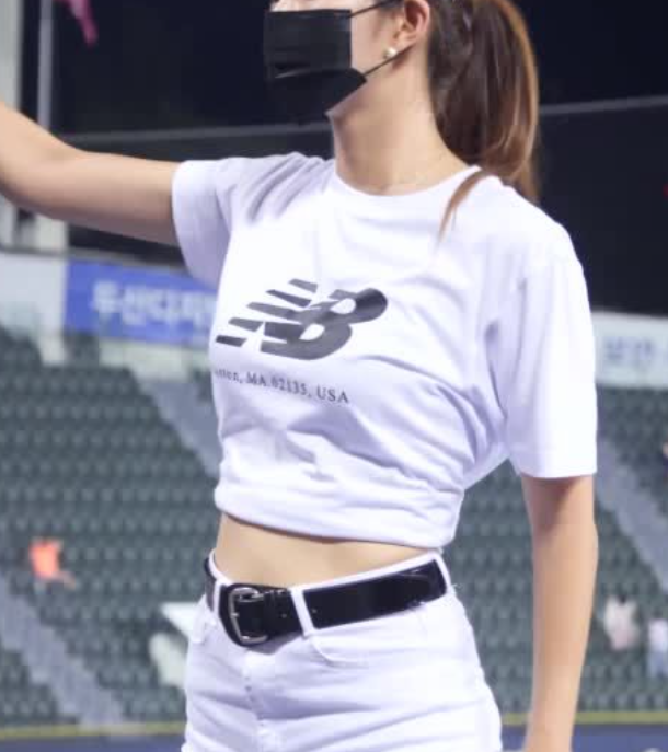  묵직한 흔들림 임여은 치어리더 / 파란 밀착 원피스 김한나 치어리더 / 새하얀 피부 슬랜더 김진아 치어리더