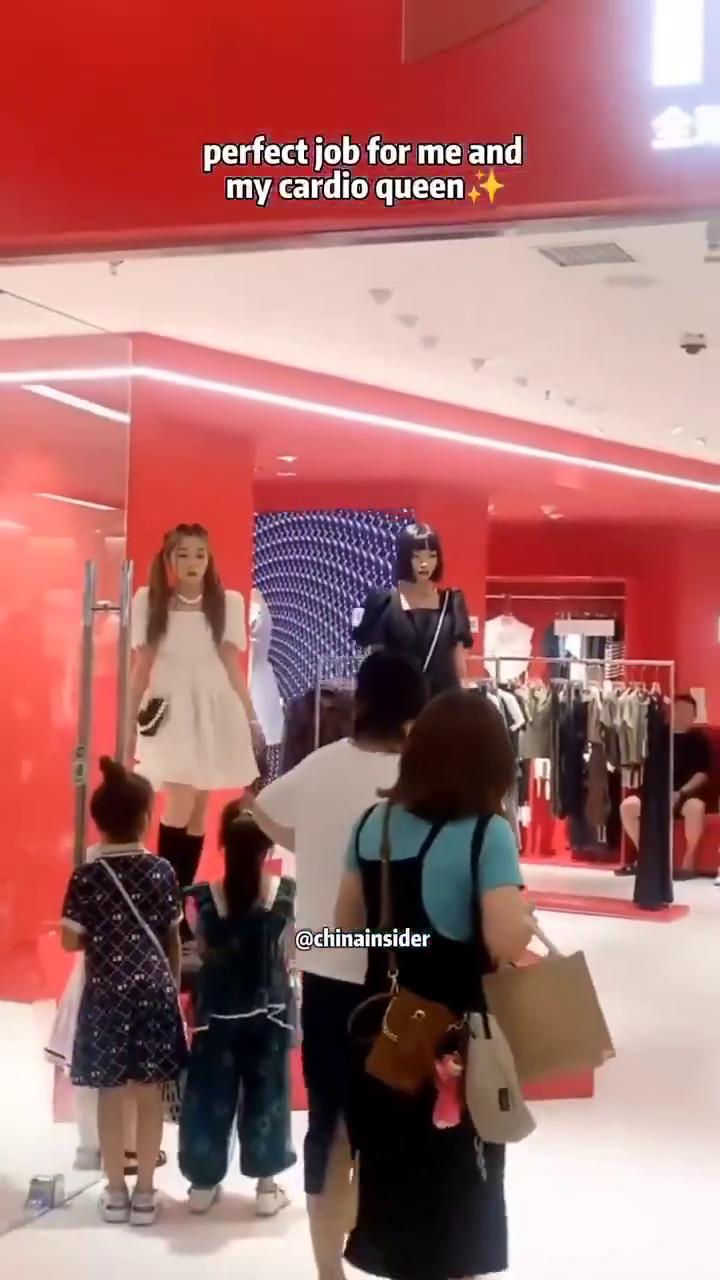 중국 옷가게, 이제 모델이 직접 움직인다?! 😲 - undefined - 💭 네티즌 반응은? 중국 옷가게, 이제 모델이 직접 움직인다?! 😲 - undefined - 💭 네티즌 반응은?