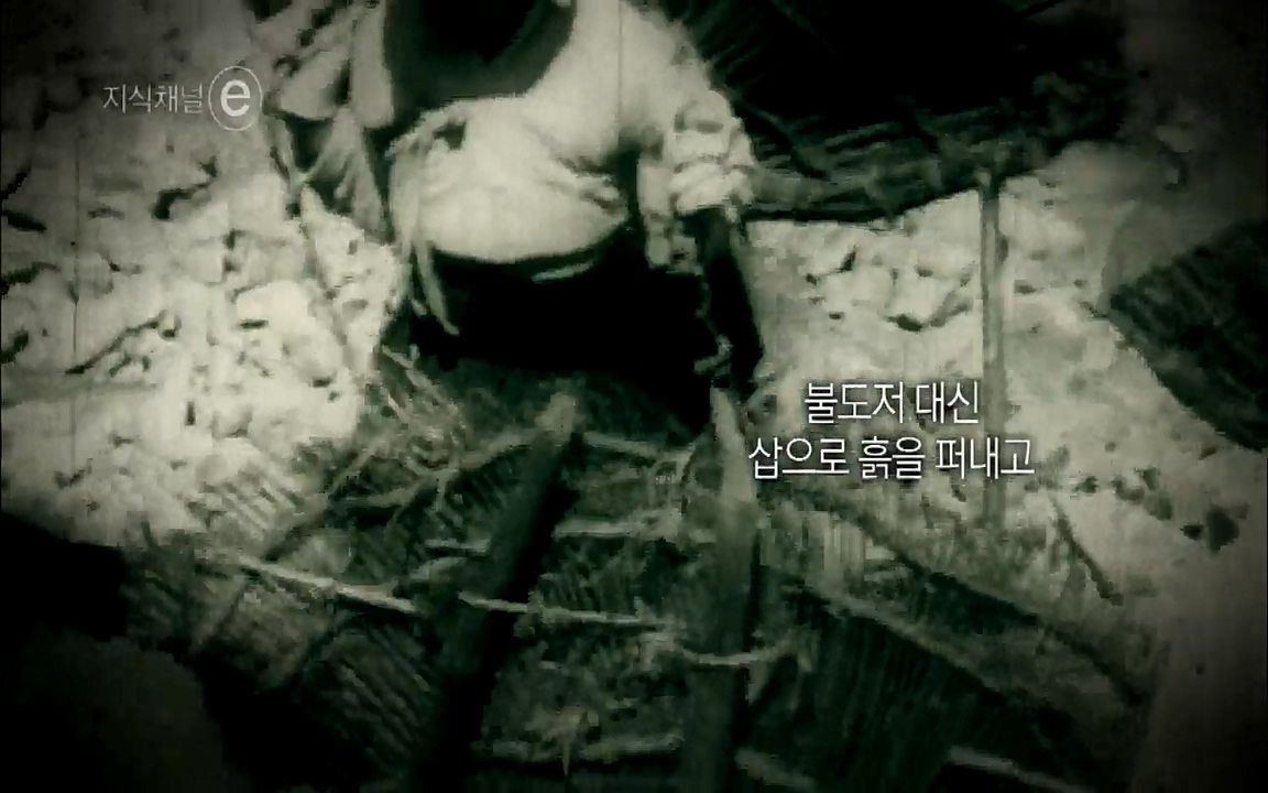 지식채널-e모두의 도로길 위, 누군가의 삶은 멈추었고 세상은 빨라졌다.mp4_20220506_205946.773.jpg