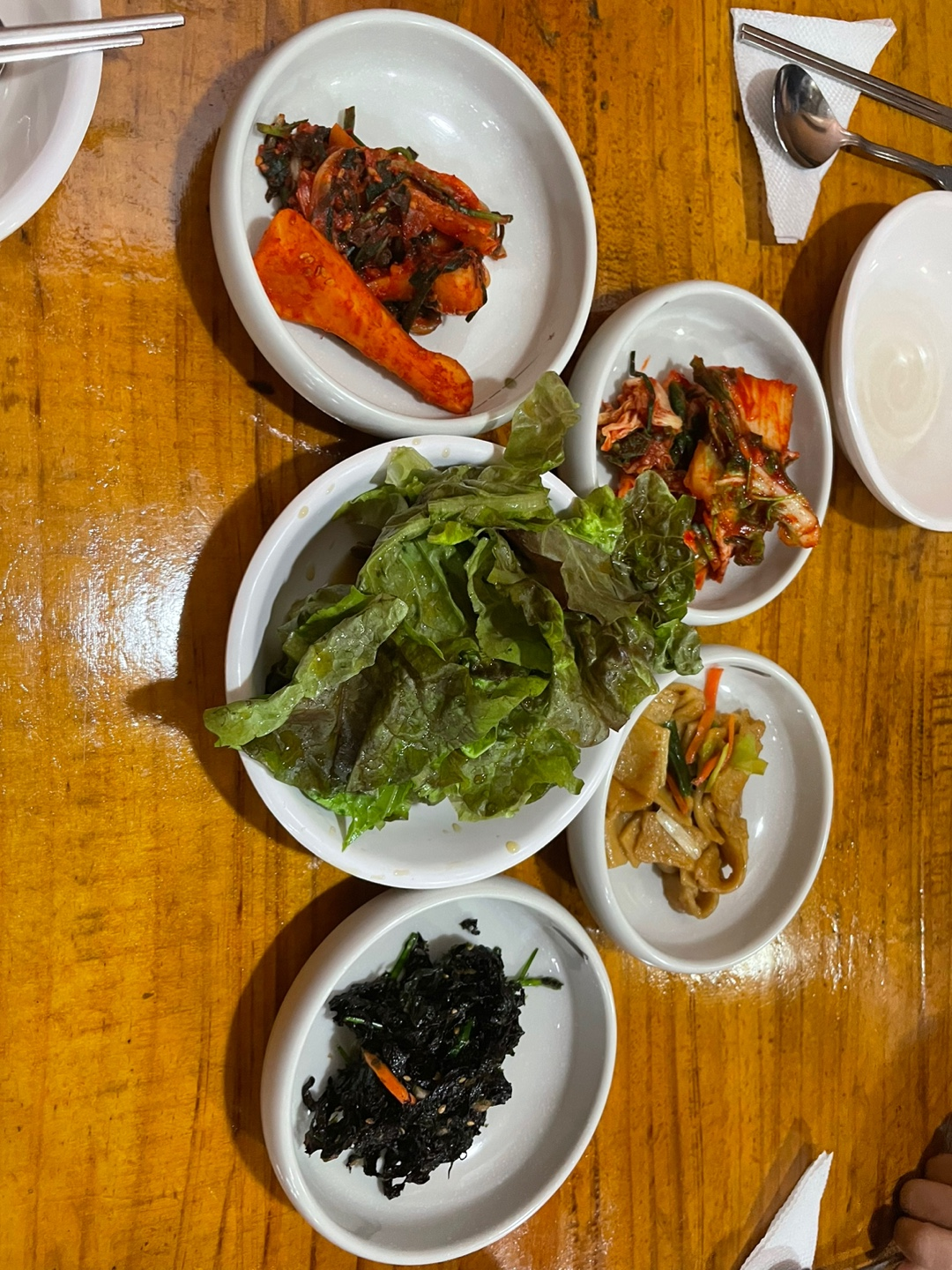  밑반찬이 맛있네요~