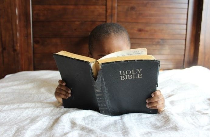 성경책-읽는-흑인-아이