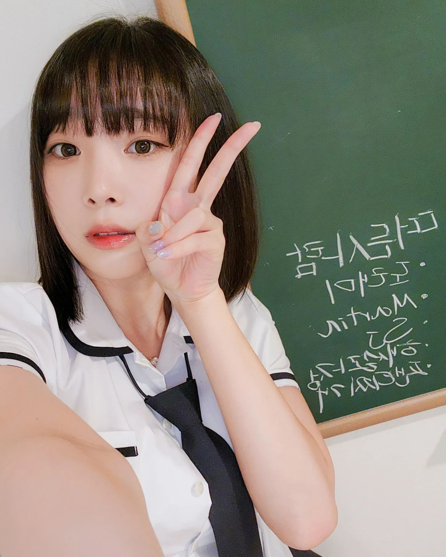  교복입은 강인경 인스타그램 사진들