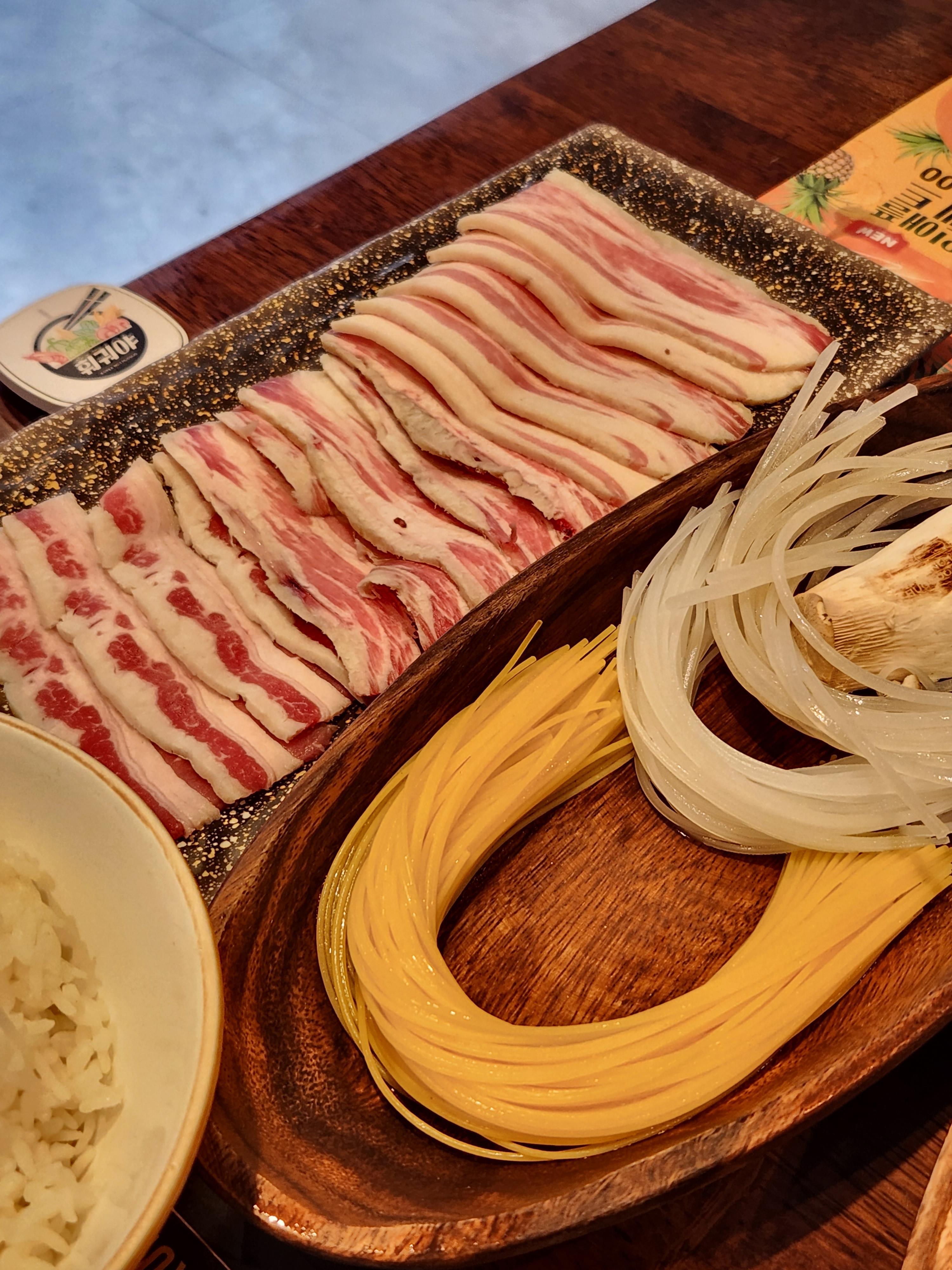판교 맛집 식당 아브뉴프랑 추천식당 훠궈야 재료 고기와 면