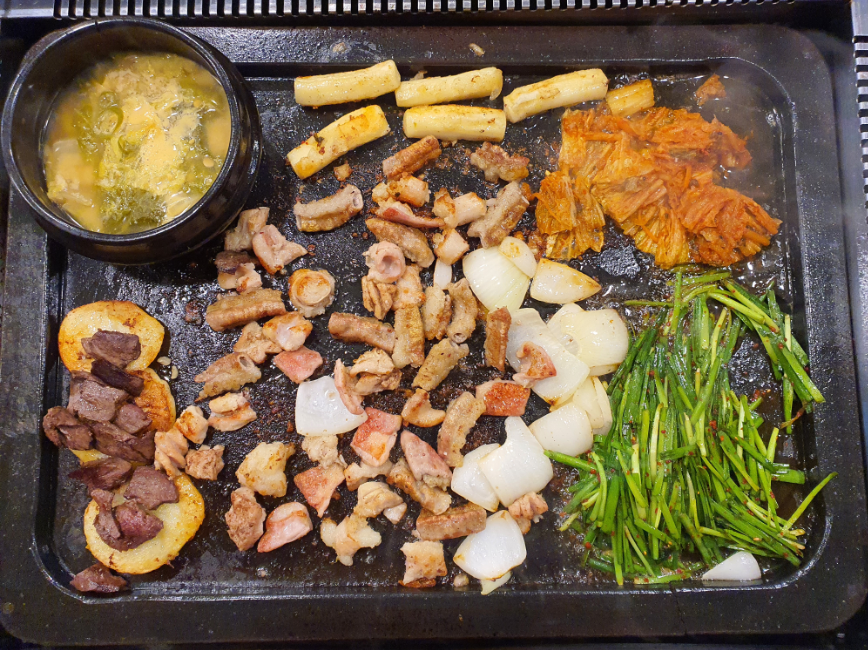  제주도 정곱창_특대형 불판에서 한우 곱창 모둠 구이와 부추,김치,감자까지![제주도 막창, 곱창, 대창 맛집 리스트 3]