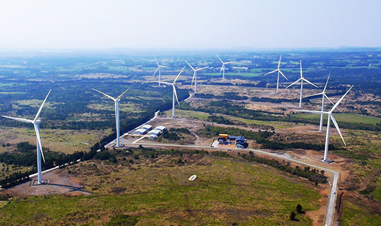 SK디앤디가 제주 가시리에 운영 중인 풍력발전소.