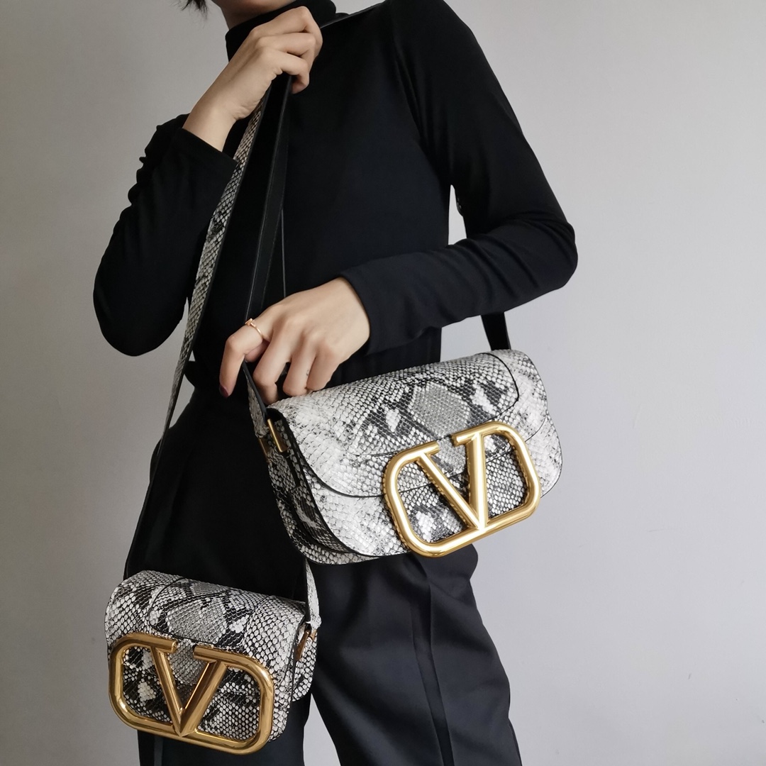  [VALENTINO] 발렌티노 스네이크 SUPERVEE 크로스 바디 백 (2 SIZE)
