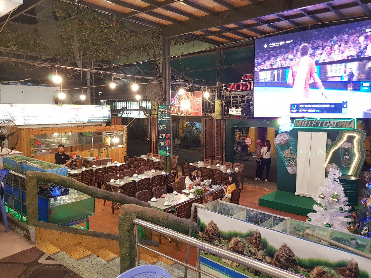 호치민 3군 로컬 맛집 Mua Rung Restaurant - 실내 분위기(2)