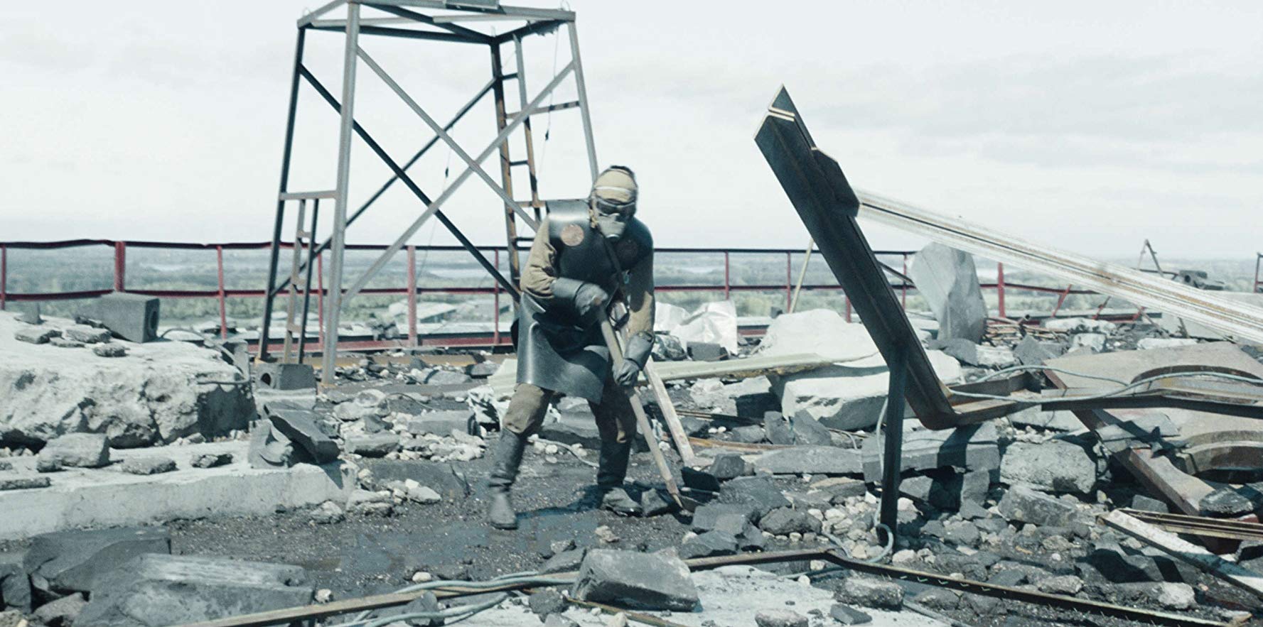HBO 미드 체르노빌의 한장면4 흑연을 삽으로 퍼내는 군인 사진