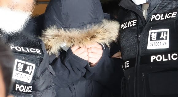  스포츠센터 직원 살인사건 막대기 살인 대표 1심서 징역 25년 엽기적 잔혹 수십 차례 폭행 약 70 길이 플라스틱 봉 피해자 몸 속에 밀어넣어 직장파열 사망 무기징역 아니어서 유족 친구 항의