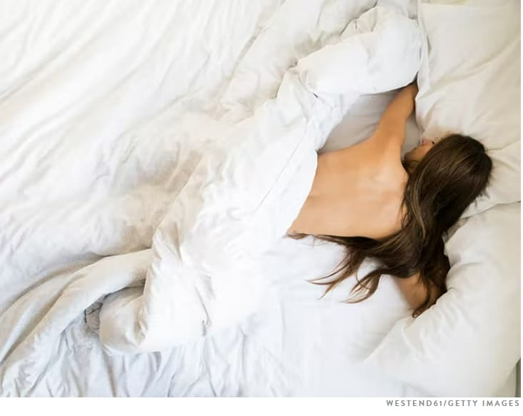 영화 보면 다 벗고 자는데...혹시 건강에 좋을까 나쁠까? Surprising Benefits of Sleeping Naked (Hello&#44; Better Skin)