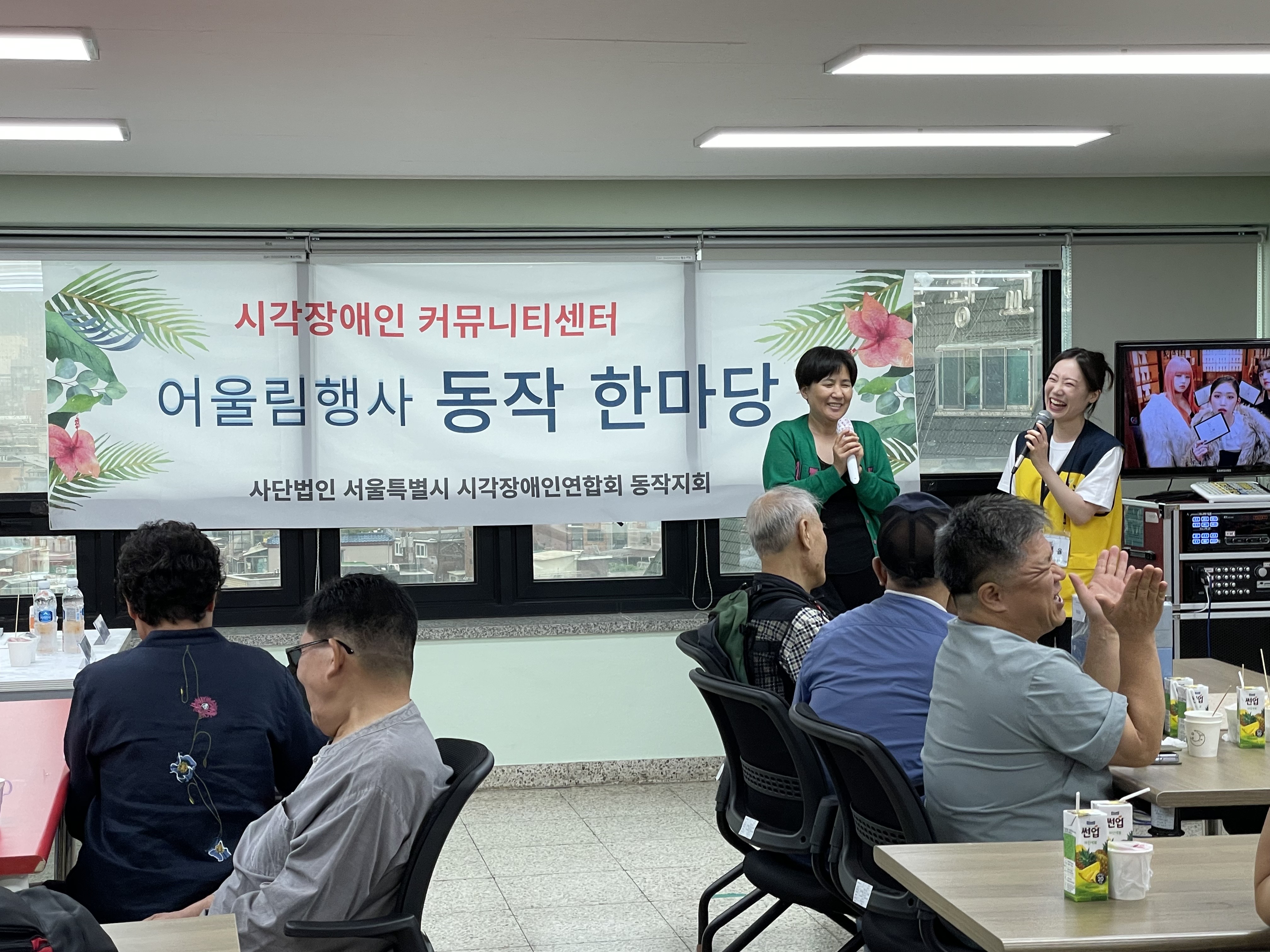 장기자랑에 지원한 양영안 지회원이 자기소개를 하고있다.
종목: 노래&#44; 곡명: 홍수철의 철없던 사랑