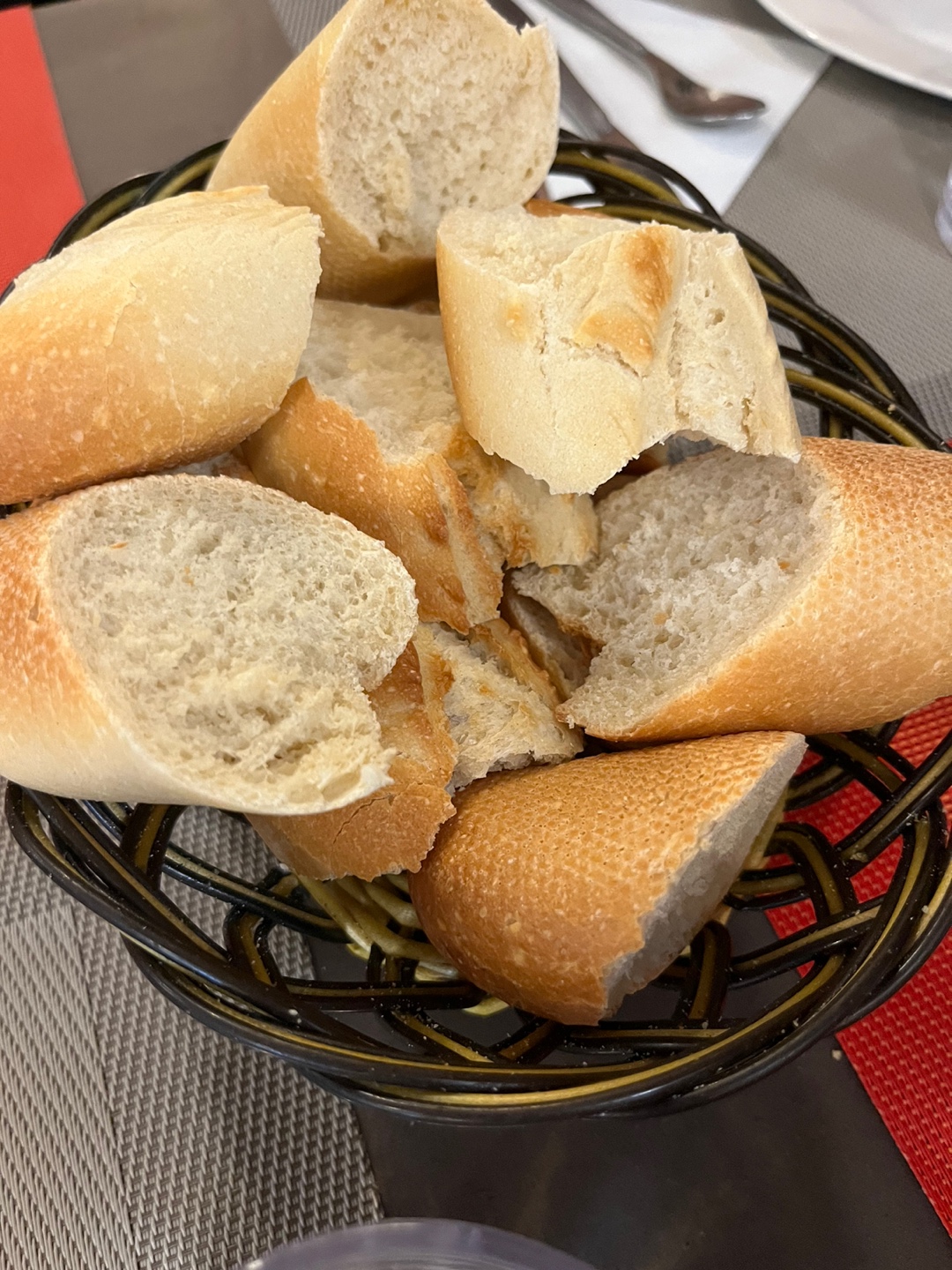 프랑스 파리에서 처음먹어 본 바게트 빵 모습(2)