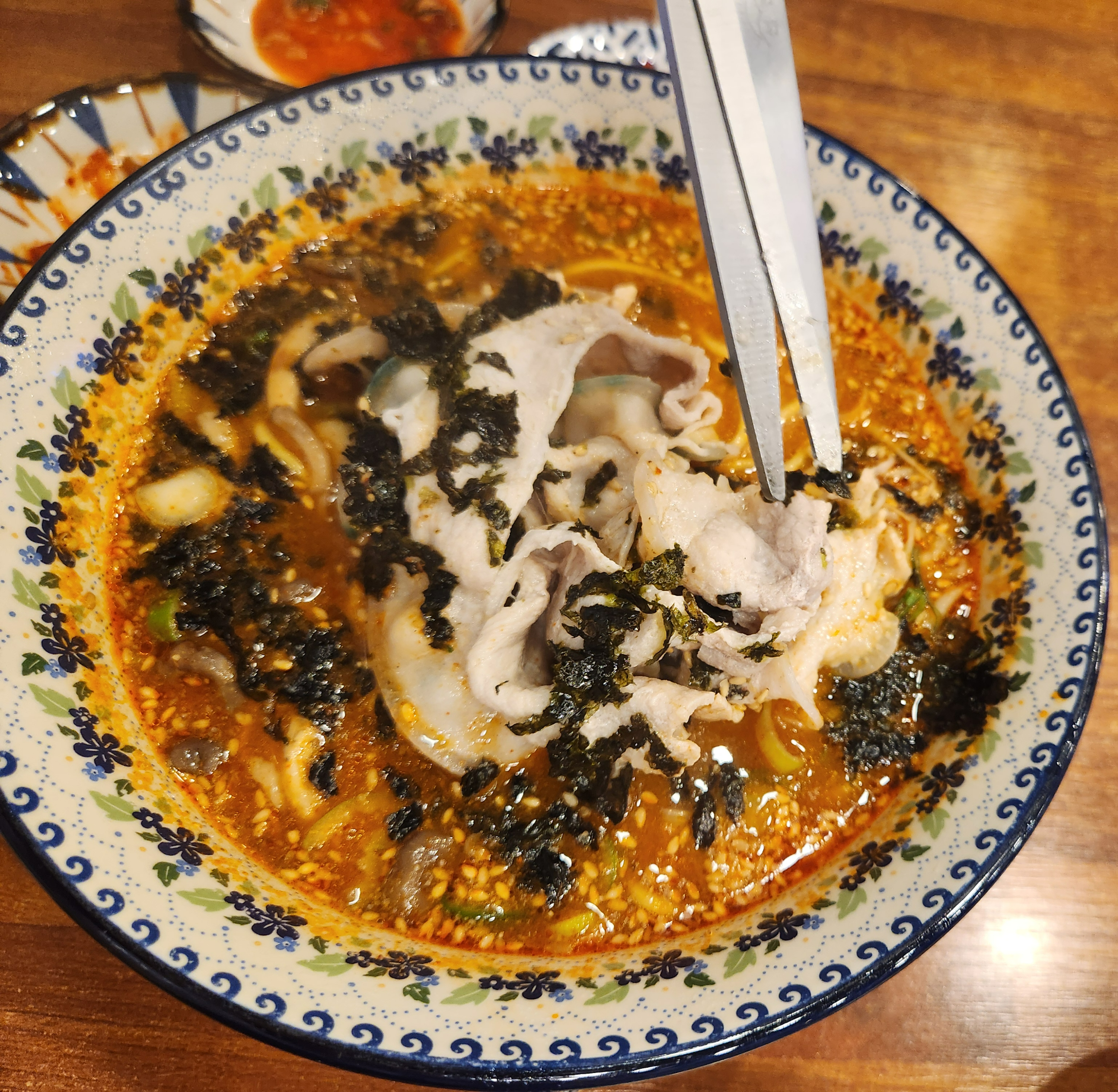 흑돼지홍국수