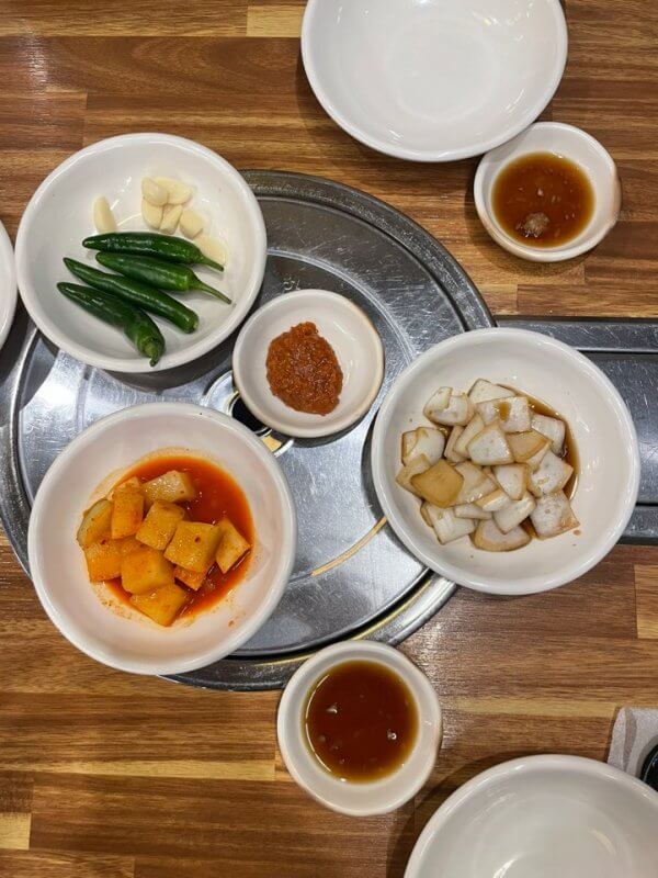 꿀꿀이 뼈다귀 해장국 기본반찬