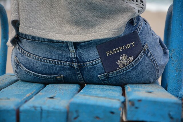 여권을 소지한 사람