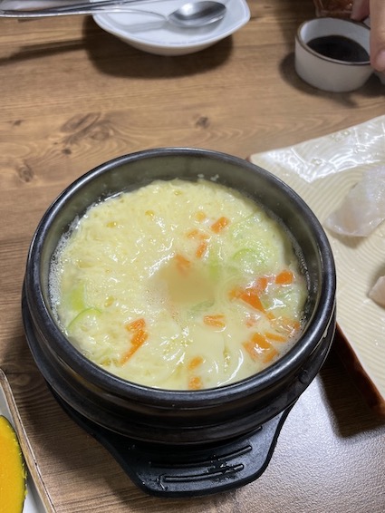 회가 나오기 전에 나오는 계란찜 입니다. 다른 가게와 달리 약간 계란국처럼 나왔는데요,

먹어보니 시원하고 입맛을 돋게 해주는데 충분한 계란찜이었습니다.