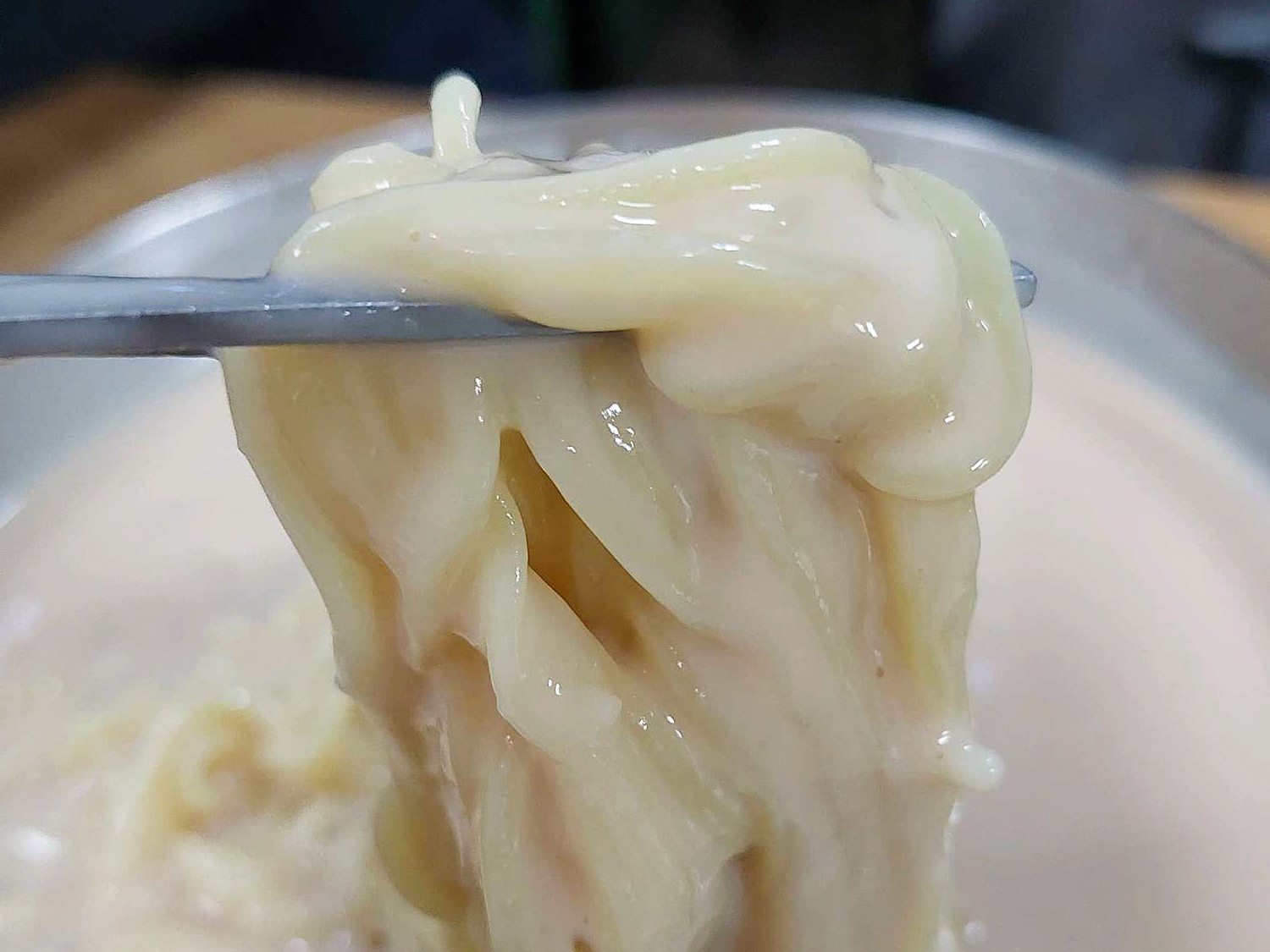 콩국수를 젓가락으로 먹는 사진