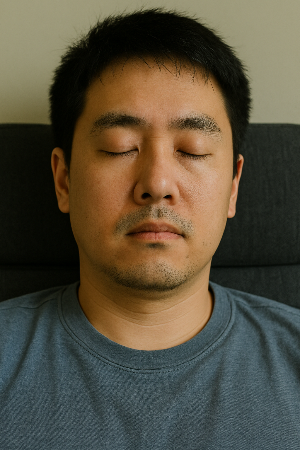 눈을 감고 충분한 휴식 이미지
