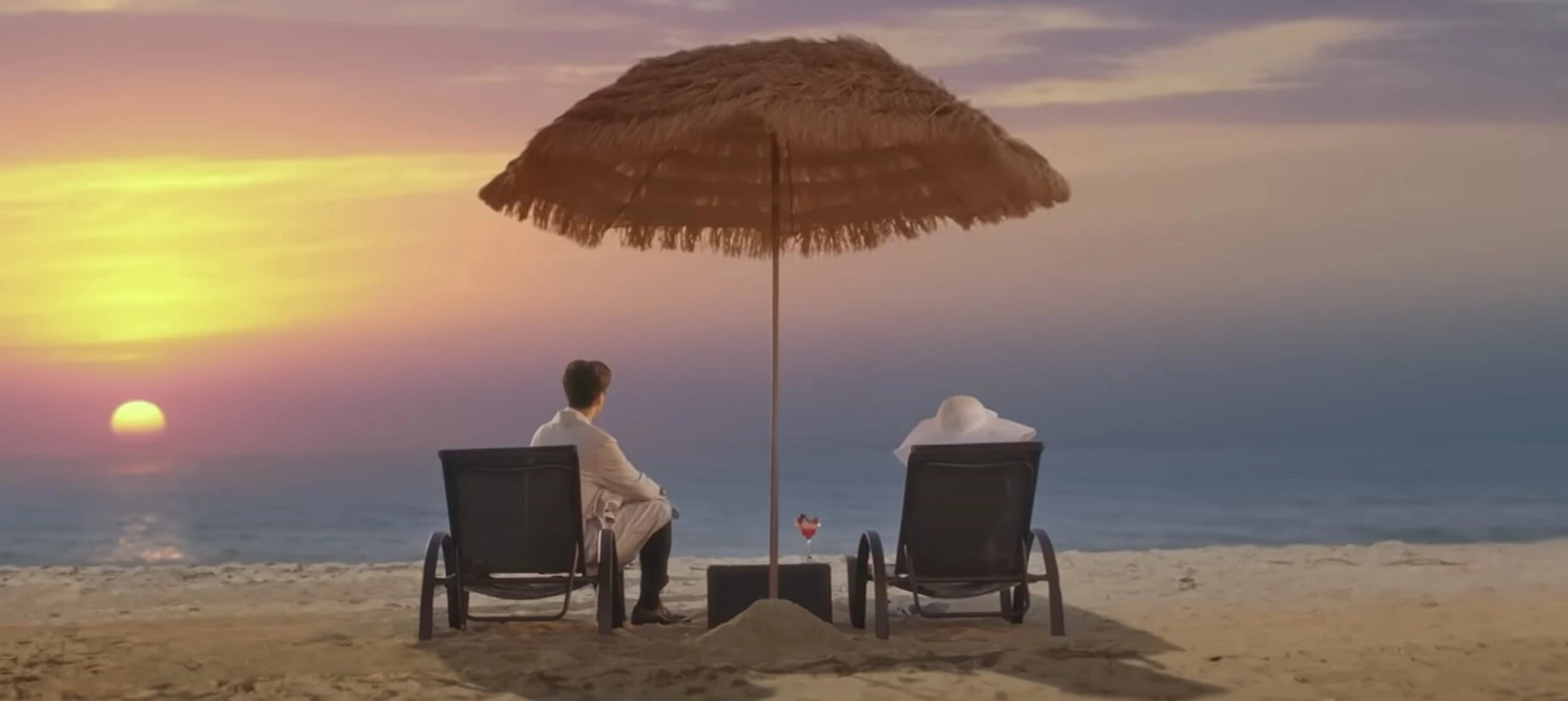 호텔 델루나_바닷가 노을을 보며 대화중인 찬성과 만월