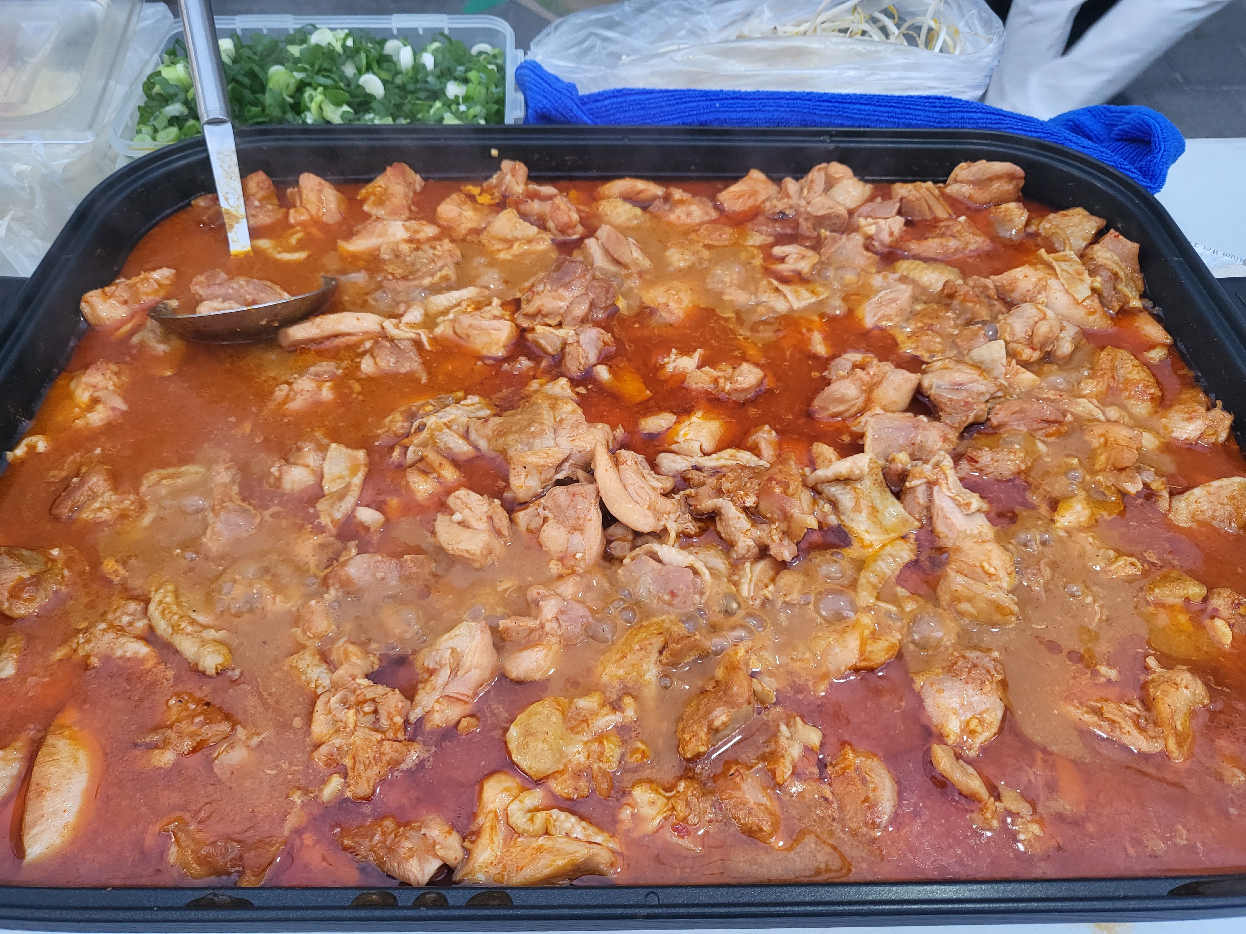 닭볶음탕 사진이다. 닭다리살로만 만들었으며, 새빨간 국물이 팔팔 끓는데 정말 맛있어 보인다.